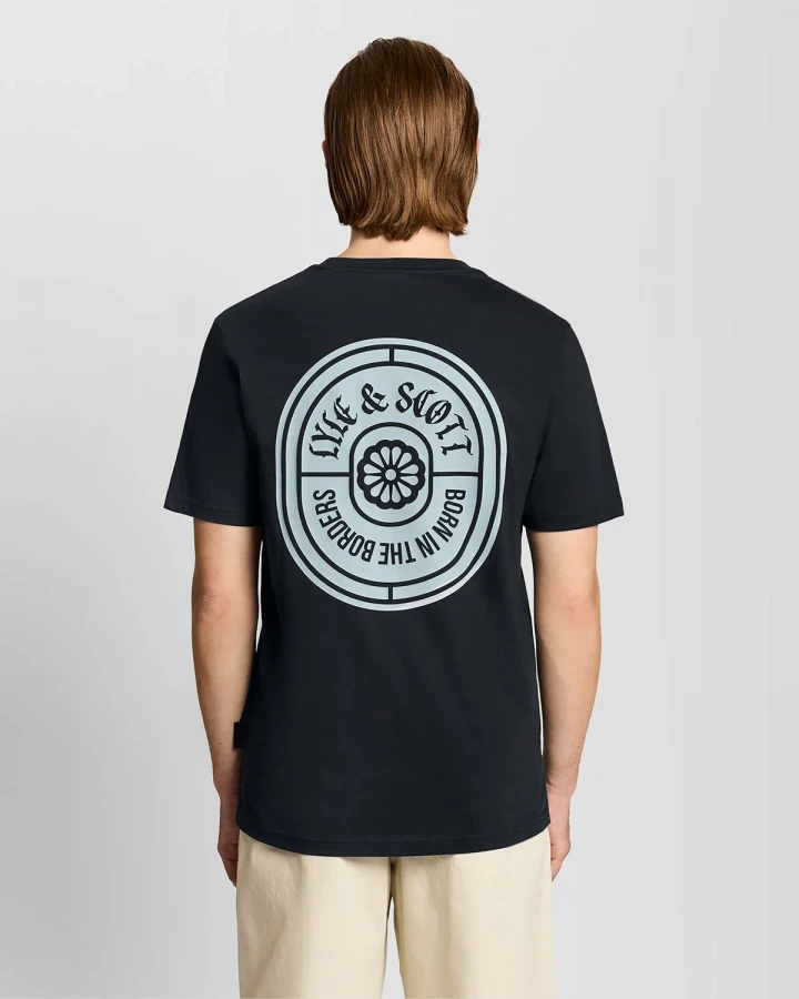 Afbeelding van TS2403V Borders Label Graphic Dark Navy Z271 - T-Shirt Fancy - Lyle & Scott