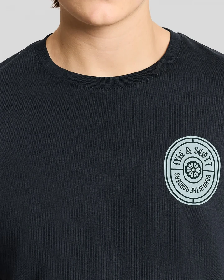 Afbeelding van TS2403V Borders Label Graphic Dark Navy Z271 - T-Shirt Fancy - Lyle & Scott